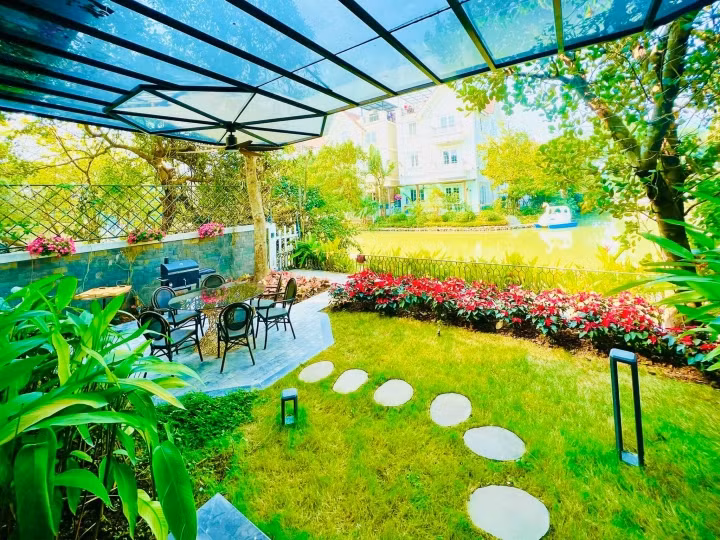Lối đi ngập sắc xanh trong khuôn viên sân vườn. Ảnh: FBNV