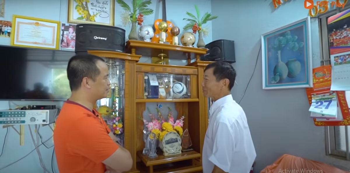Trong phòng khách có một chiếc tủ gỗ nhỏ. Ảnh chụp màn hình Vlog Minh Hải