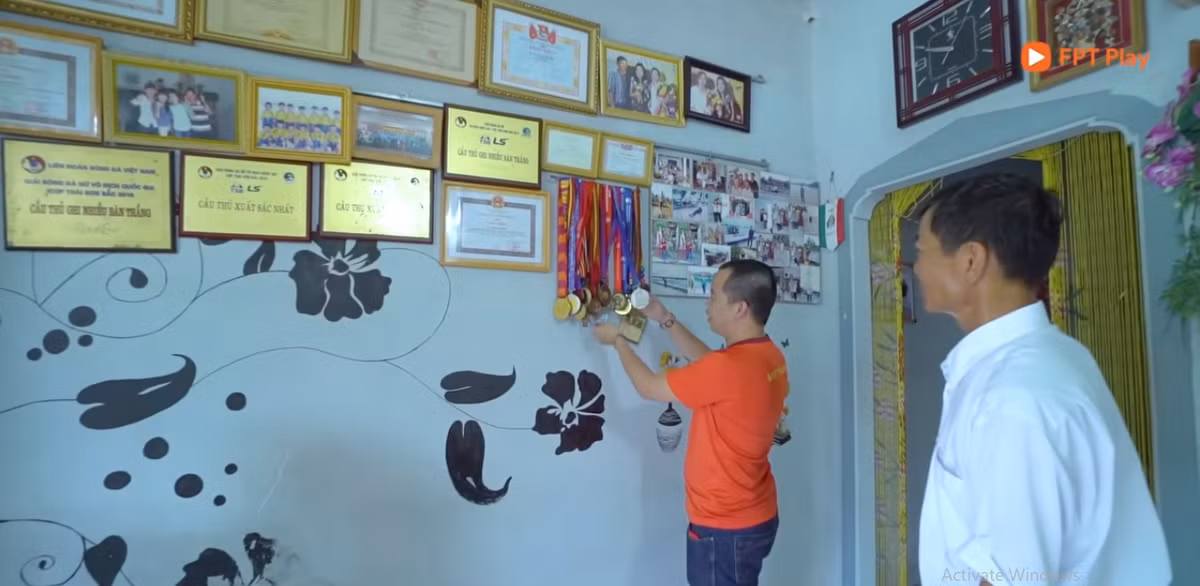 Trong phòng khách còn trưng bày rất nhiều bằng khen và bộ sưu tập huy chương trong sự nghiệp bóng đá của Huỳnh Như. Ảnh chụp màn hình Vlog Minh Hải