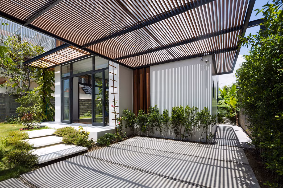 Trên mảnh đất 240 m2, căn nhà chỉ xây dựng trên 120 m2 và khoảng trống còn lại để tạo nên sân vườn bao quanh.
