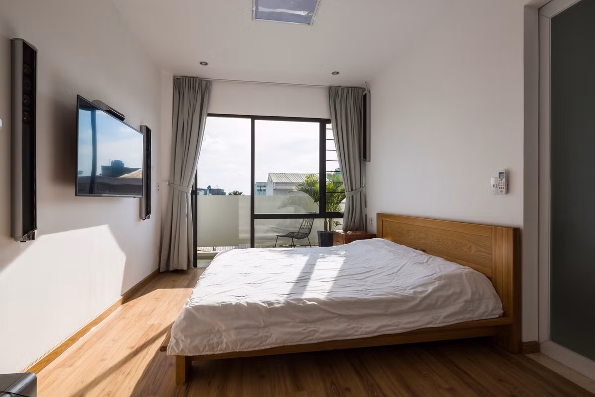 Phòng ngủ chính quay về hướng Tây nhưng được che nắng bởi khoảng lùi lớn và mái lam.