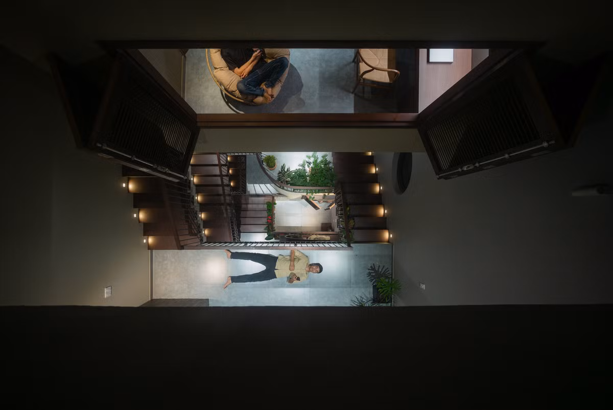 Ngôi nhà gần như không cần sử dụng các thiết bị làm mát bởi có sự đối lưu gió nhờ các trục thông tầng.