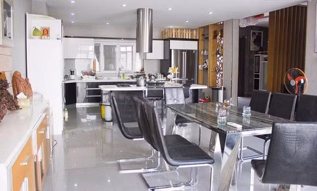 Nghệ sĩ Kim Tử Long cho biết ý tưởng thiết kế nhà là do anh nghĩ ra. Sau đó đưa cho kiến trúc sư vẽ lại chi tiết và xây dựng. Ảnh: Lao động