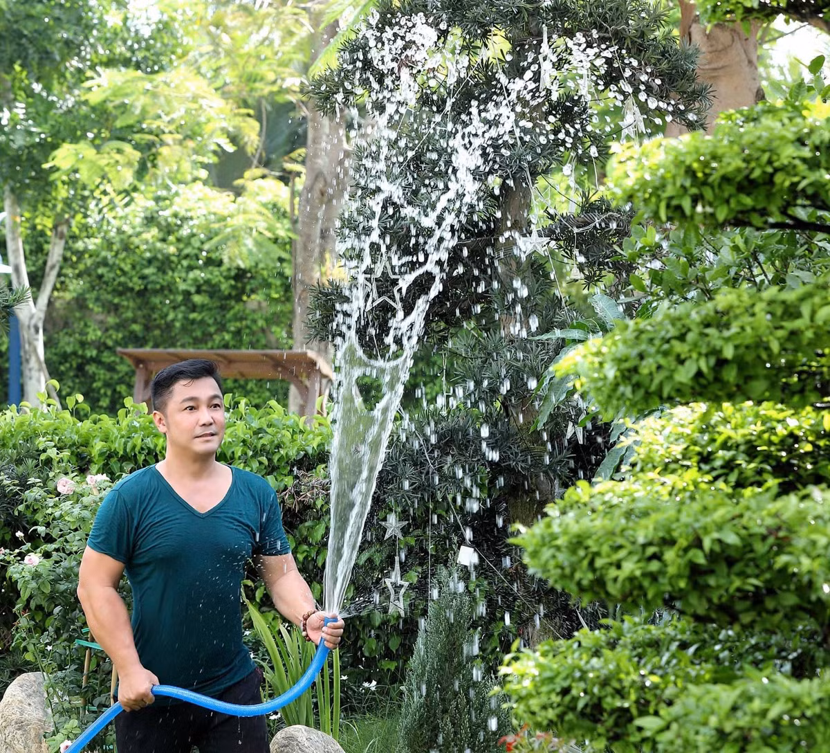 Những lúc rảnh rỗi, nam tài tử tự tay chăm sóc khu vườn. Ảnh: FBNV