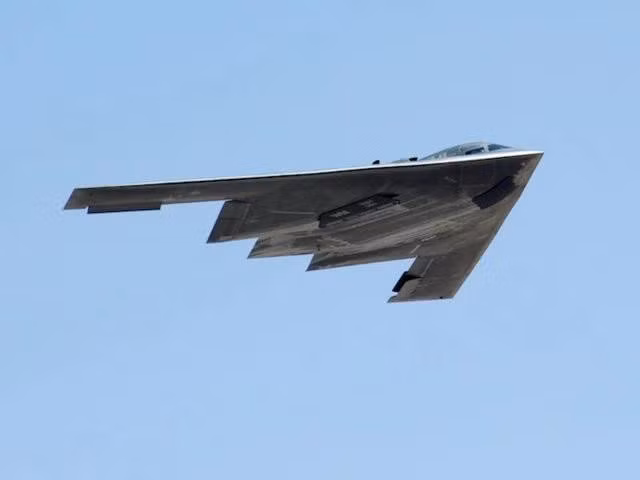 B-2 Spirit có giá lên tới 737 triệu USD và chi phí vận hành khoảng 135.000 USD/giờ. Trên máy bay có các tiện nghi như như bếp nấu để chuẩn bị đồ ăn, giường và nhà vệ sinh.