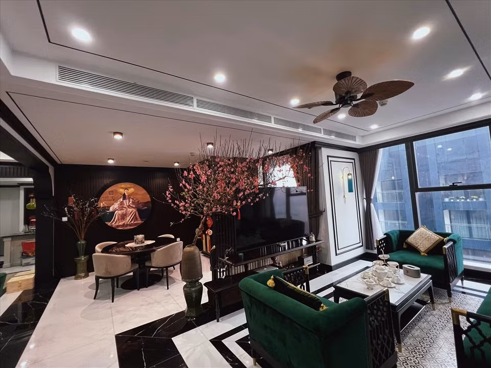 Phòng khách có sofa lớn và 2 sofa nhỏ. Bàn lớn thuận tiện để thêm 1 số vật dụng như: ấm trà, lọ hoa, bánh kẹo... Ảnh: FBVN