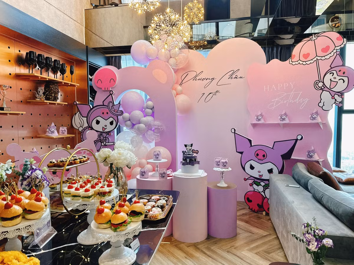 Tiệc sinh nhật con gái Shark Bình được tổ chức trong phòng khách của một căn nhà riêng, trang trí lung linh với nhiều bong bóng. Ảnh: FB Nguyen Hoa Binh