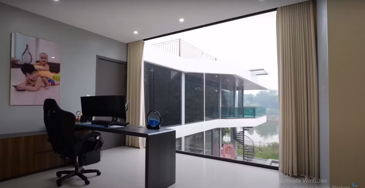 Phòng làm việc view hồ bơi và cả ao trước mặt. Nguồn ảnh: chụp màn hình NhaF