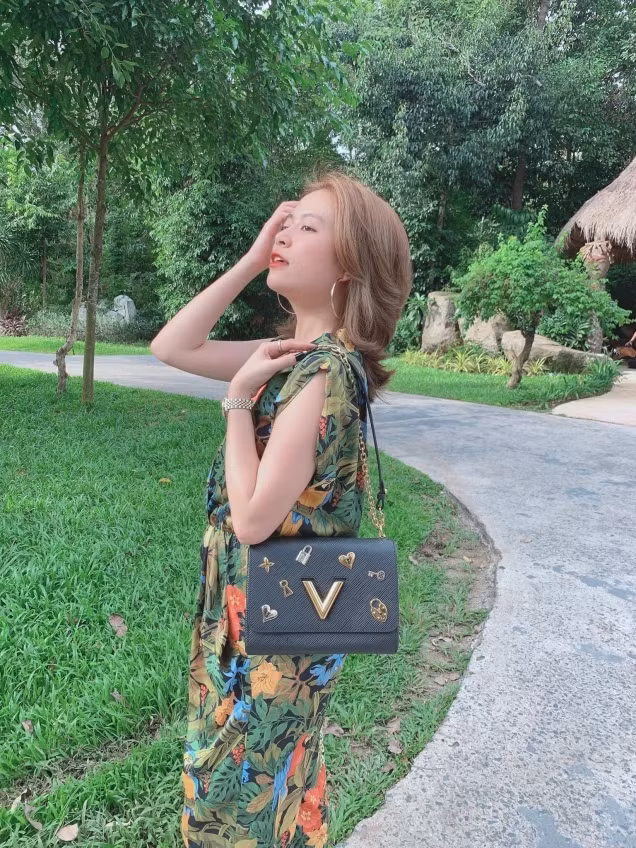 Nữ ca sĩ có đủ các món đồ hiệu từ những thương hiệu hàng đầu thế giới. Ảnh: FBNV
