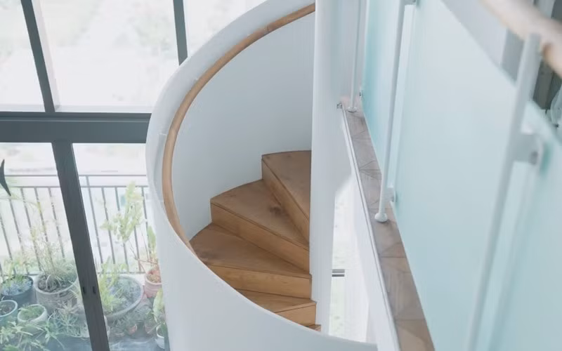 Kết nối 2 tầng với nhau là chiếc cầu thang xoắn ốc. Ảnh: FBNV