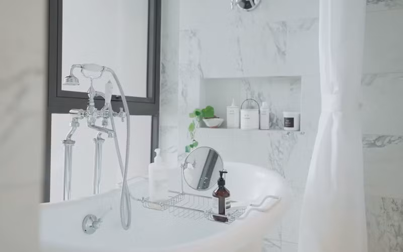 Phòng tắm là một trong những nơi đắt giá nhất trong căn hộ, được đầu tư tiền tỷ. Ảnh: FBNV