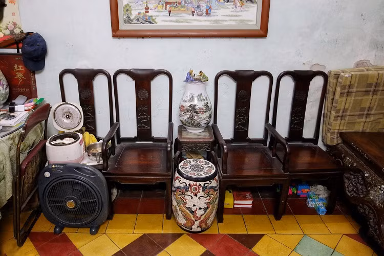 Được xây dựng từ thế kỷ trước nhưng hiện nay toàn bộ đồ vật cũng như kiến trúc trong nhà hầu như vẫn còn nguyên vẹn. Ảnh: Dân Việt