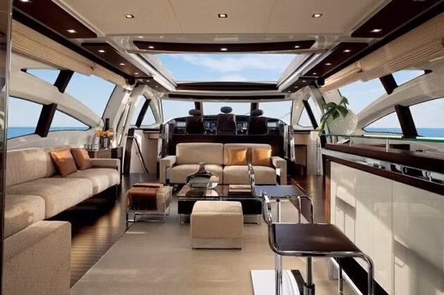 Azimut có chiều dài gần 22m, là sản phẩm kết hợp tinh tế giữa nghệ thuật thiết kế đương đại và những công nghệ tiên tiến của ngành chế tạo du thuyền trên thế giới. Ảnh: Azimut Yachts