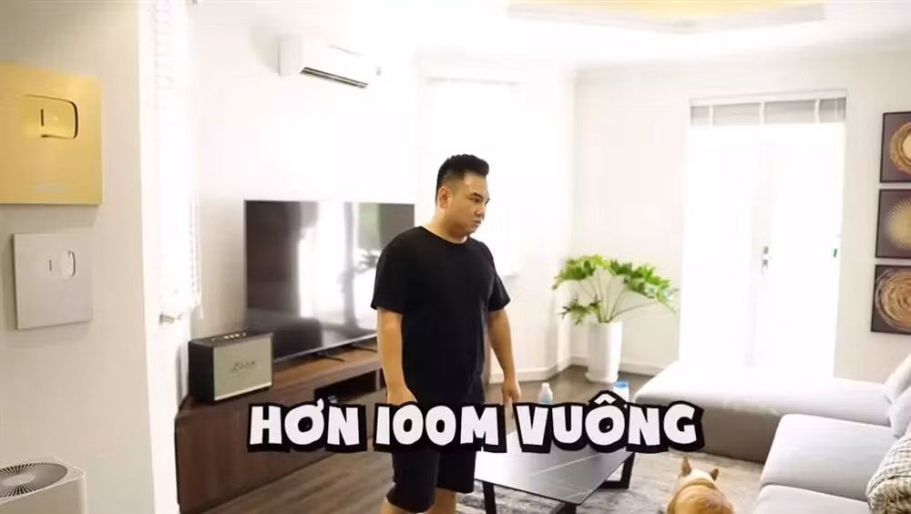 Nội thất từ sofa, loa, tivi, đều được lựa chọn theo phong cách phương Tây, tạo cảm giác thoải mái mà vẫn ấm cúng. Ảnh chụp màn hình