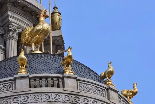 Theo những công nhân làm việc tại tòa lâu đài này, 6 con gà vàng trên được đúc đồng đặc nguyên khối, sau đó dát một lớp dày bằng vàng đạt chuẩn chất lượng phía bên ngoài. Riêng 6 con gà dát vàng này đã tiêu tốn của gia chủ hàng chục tỷ đồng. Ảnh: Vietnamnet