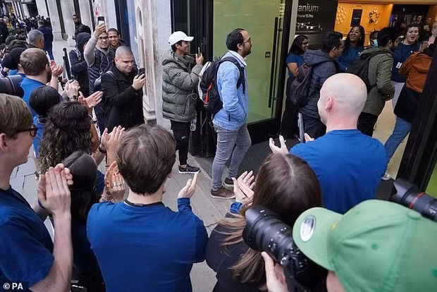 Những khách hàng đầu tiên bước vào Apple Store ở Phố Regent, trung tâm London (Anh) để mua iPhone 15. Ảnh: PA