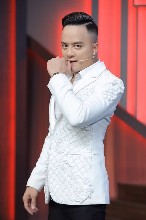 Cao Thái Sơn và Nathan Lee đều từng khoe sở hữu nhiều biệt thự trăm tỷ. Trong một chương trình truyền hình, trước thắc mắc có bao nhiêu căn nhà, Cao Thái Sơn từng khẳng định: "Thật ra hỏi bao nhiêu căn nhà như hỏi mình có bao nhiêu bài hát, buộc phải đếm". Ảnh: Người lao động