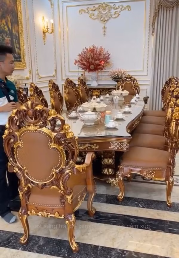 Bộ bàn ăn hiện đại gồm 12 ghế với giá trị hơn 1 tỷ đồng.