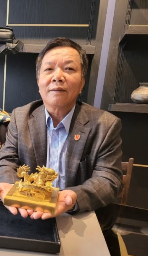 Danh tính đại gia kin tiếng mua ấn vàng Hoàng đế chi bảo Danh tinh dai gia kin tieng mua an vang Hoang de chi bao