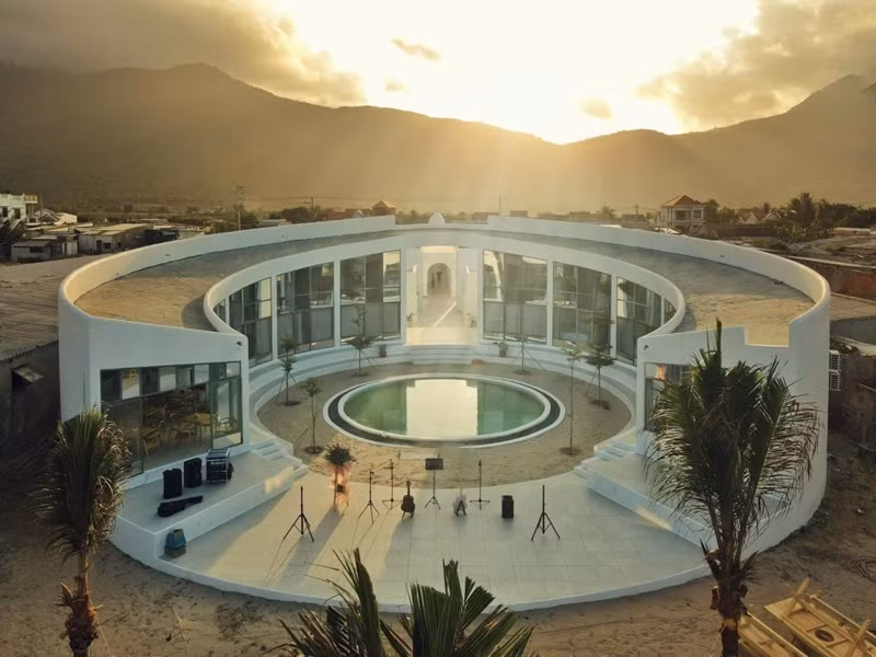 Vợ chồng Phan Như Thảo từng khoe căn biệt thự phong cách Santorini rộng 800m2 ở vùng biển Ninh Phước, Phước Vinh, Ninh Thuận. Mới đây, vợ chồng Phan Như Thảo tiếp tục tậu đất gần đó và xây khu nghỉ dưỡng rộng tới 4.000m2. Ảnh: Người đưa tin