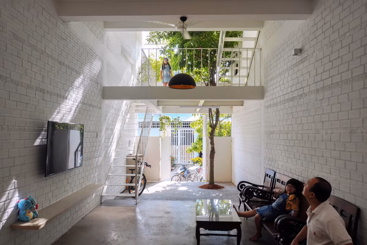 Từ yêu cầu của gia chủ, kiến trúc sư nảy ra ý tưởng thiết kế một ngôi nhà rỗng, không ngăn phòng để tối ưu diện tích.
