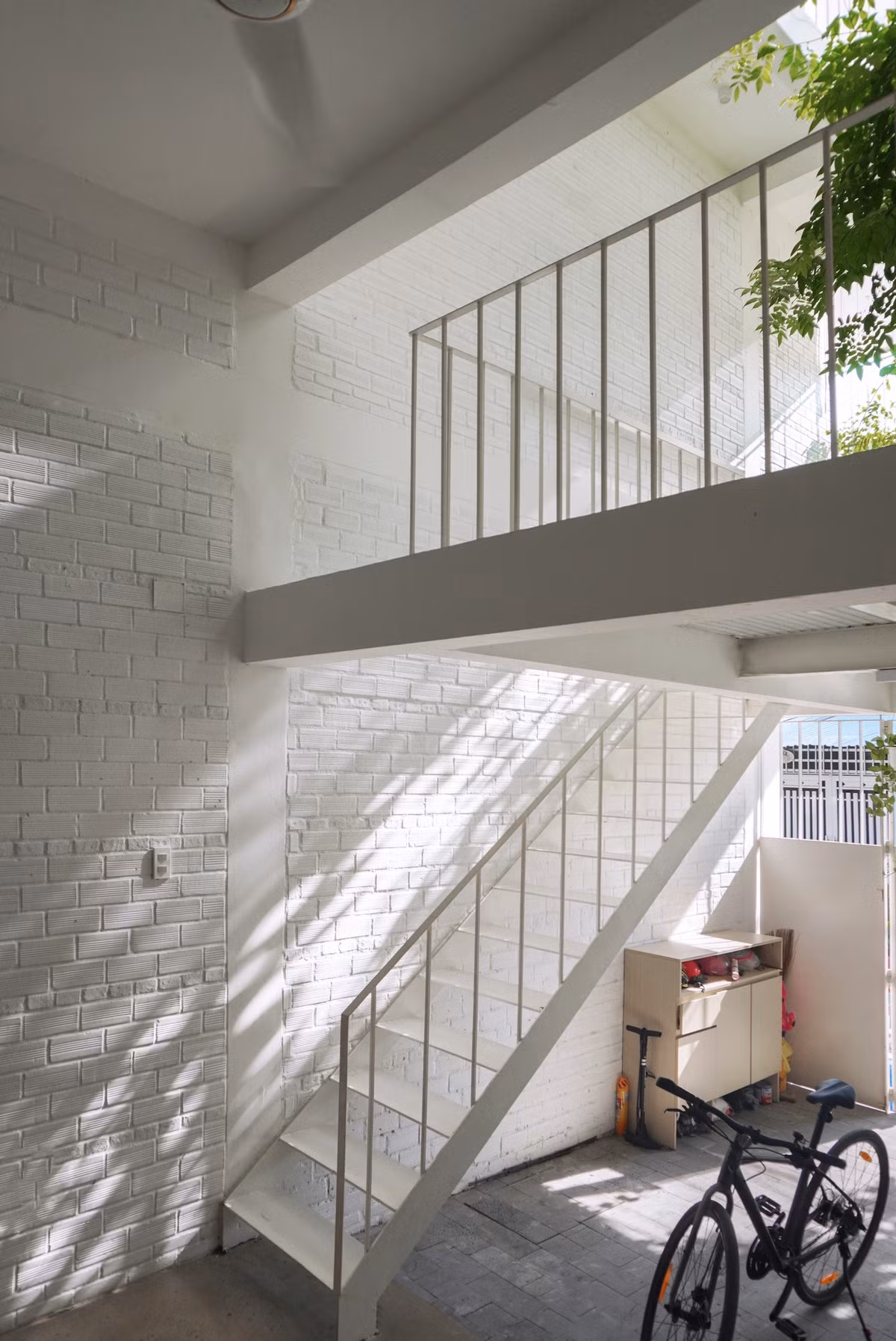 Ngôi nhà thiết kế thô mộc, dựa trên vẻ đẹp của vật liệu và kết cấu, đồng thời hướng đến cách tạo ra không gian sống mở, gần gũi thiên nhiên.