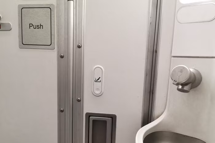 Hút thuốc bị cấm trên máy bay, nhưng theo quy định an toàn hàng không, trên máy bay vẫn có một bộ phận để bỏ điếu thuốc. Thậm chí, các máy bay phải có gạt tàn mới đủ tiêu chuẩn để cất cánh.
