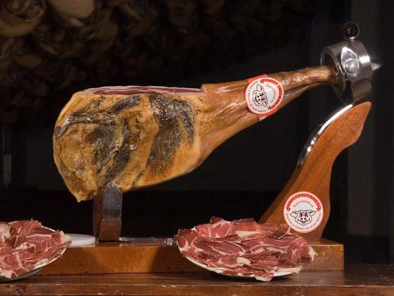 Đáng chú ý, chiếc chân lợn muối Iberico đắt nhất được bán với giá 4.100 Euro, tức là hơn 4.500 USD (khoảng hơn 100 triệu đồng. Ảnh: Tomi Markets