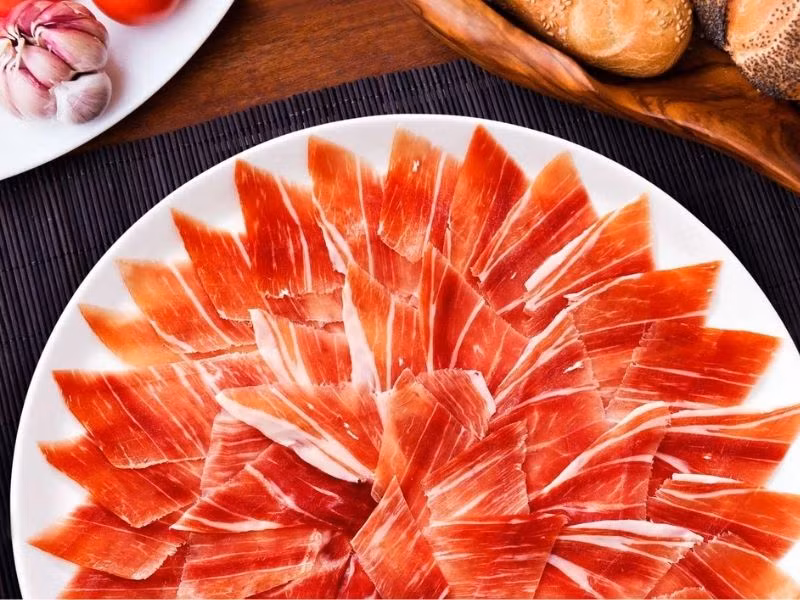 Sau đó, thịt được sấy khô tự nhiên trong nửa năm, cuối cùng được treo trong hầm với nhiệt độ thấp hơn trong 2 năm. Như vậy, để có chiếc đùi lợn muối đạt chuẩn cần đến 7 năm. Ảnh: Getty