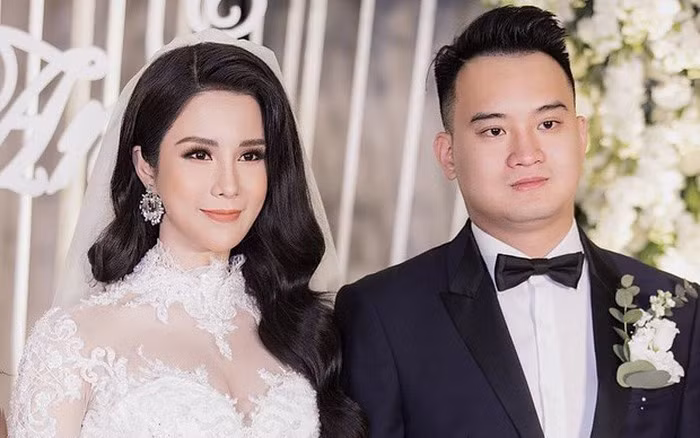 Những mâu thuẫn sau ly hôn giữa Diệp Lâm Anh và chồng cũ Nghiêm Đức bị đẩy lên đỉnh điểm khi đôi bên lên tiếng đấu tố nhau cực gắt. Trong màn "đấu tố" với Diệp Lâm Anh, thiếu gia Nghiêm Đức cho biết: "Cô ấy bảo tôi ở nhà trăm tỷ sao con lại phải ở nhà chục tỷ mà cô ấy không biết, nhà trăm tỷ đó là của ba mẹ, tôi hay cô ấy và các con đều đang ở nhờ". Ảnh: Dân Việt