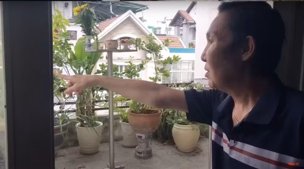 Là người sống giản dị và gần gũi với thiên nhiên nên ông trồng nhiều loại cây trên tầng thượng. Ảnh: Hồng Phượng Vlog