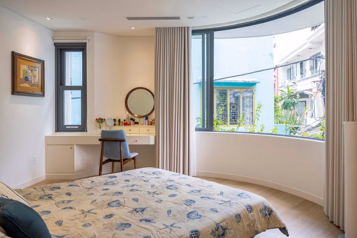 Sàn gỗ, tường sơn màu be cùng nội thất được thiết kế uốn cong tạo nên một không gian nội thất thanh lịch.