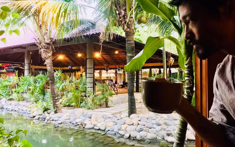 Những năm gần đây, Johnny Trí Nguyễn vắng bóng màn ảnh, anh tận hưởng cuộc sống bình yên và theo đuổi đam mê võ thuật. Nam diễn viên sở hữu võ đường rộng 1.800m2, xây dựng thoáng mát theo phong cách Nam Bộ. Ảnh: FBNV
