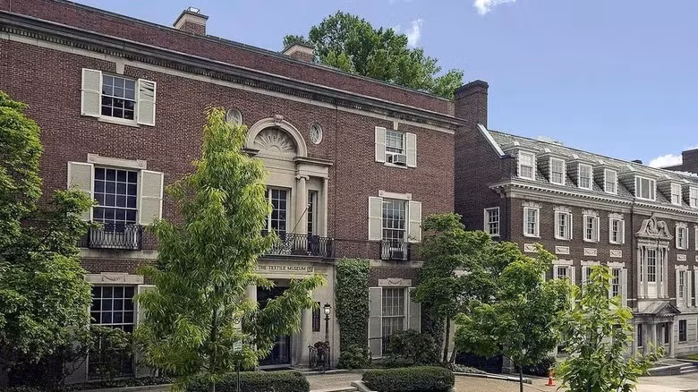 Năm 2016, Jeff Bezos mua biệt thự rộng 2.500 ở Washington D.C. với giá 23 triệu USD, gồm 10 phòng ngủ, 8 phòng tắm, 6 nửa phòng tắm và 11 lò sưởi. Ảnh: Housedigest