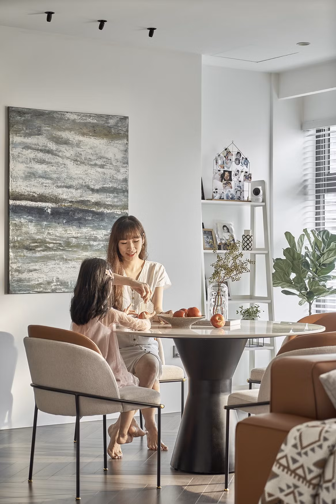 Bàn ăn không quá lớn nhưng đủ dùng cho bữa cơm gia đình BTV Quốc Khánh. Ảnh: Reatimes