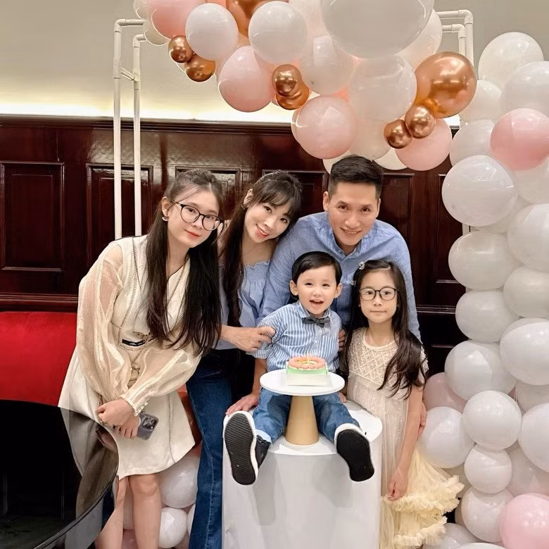 Mới đây, vợ MC Quốc Khánh chia sẻ hình ảnh cả nhà trong ngày sinh nhật con trai út thu hút sự chú ý của khán giả. Ảnh: FBNV