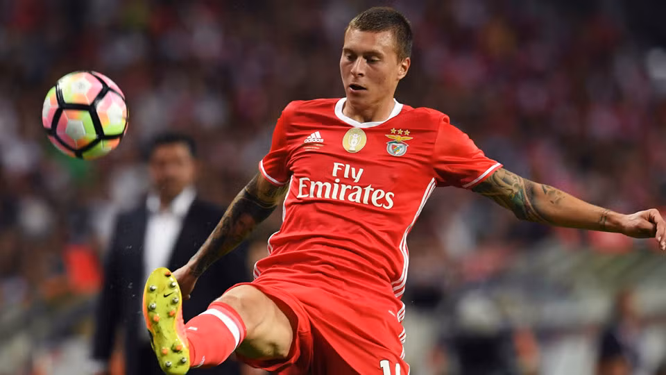  7. Victor Lindelof (trung vệ - 30,8 triệu bảng): Cựu trung vệ Benfica là sự bổ sung hoàn hảo cho tham vọng tại Premier League và Champions League của MU mùa giải tới. "Từ lâu tôi đã mơ ước được chơi cho Man Utd. Tất nhiên tôi đến đây để chinh phục các danh hiệu ", Lindelof phát biểu trong ngày ra mắt CĐV "Quỷ đỏ".
