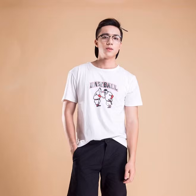 Vũ Kiên vừa tốt nghiệp chuyên ngành Quản trị Marketing, ĐH Kinh tế Quốc dân. Chàng trai khá bất ngờ khi mọi người chia sẻ ảnh của mình và gọi là bản sao của Soobin Hoàng Sơn.