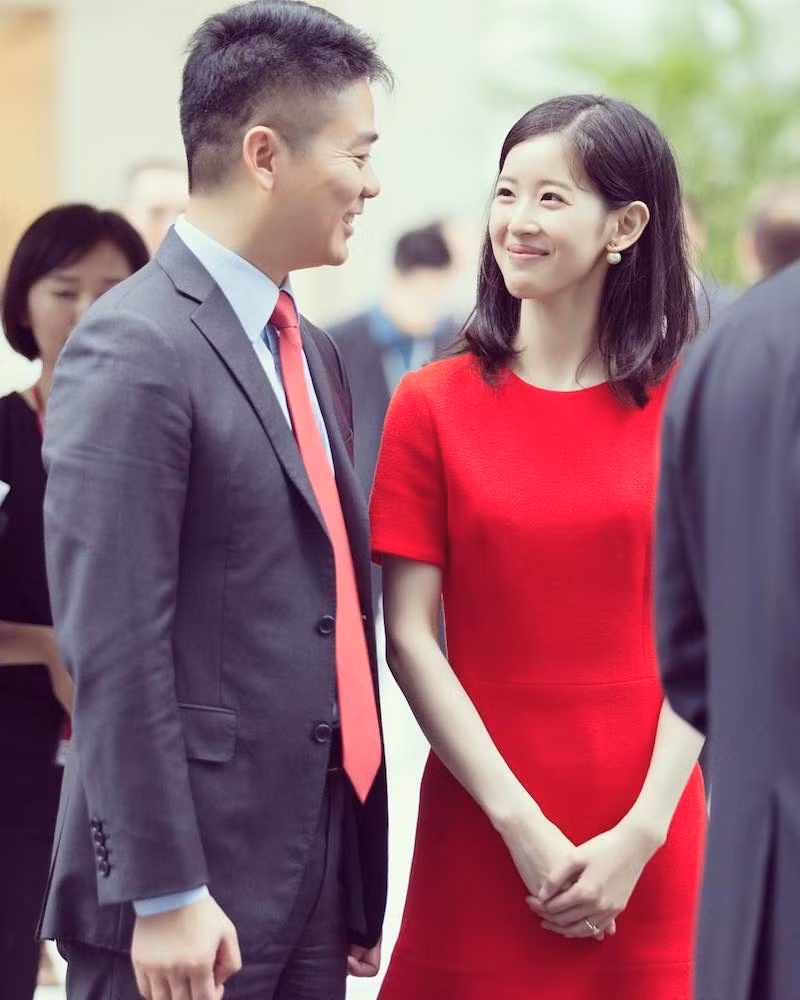 Zhang kết hôn với Richard Liu Qiangdong, người sáng lập và giám đốc điều hành của công ty thương mại điện tử khổng lồ JD. Cô bắt tay vào công việc từ năm 2015 và đã giúp thúc đẩy sự phát triển của công ty bằng cách tích cực quảng bá thời trang và danh mục đầu tư sang trọng. Theo báo South China Morning Post, với doanh thu ròng khoảng 11,6 tỷ USD, Liu đứng thứ 16 trong danh sách giàu có của Forbes.