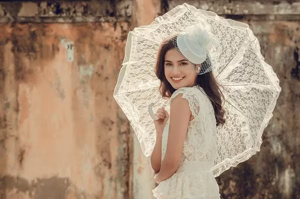 Emma được sinh ra ở Việt Nam, cô bạn vẫn thường về Tây Ban Nha mỗi dịp hè đến. Nhờ thời gian sống ở Pháp và Tây Ban Nha mà hiện tại cô có thể nói thông thạo được ba ngoại ngữ là tiếng Anh, Tây Ban Nha và Pháp. Với chiều cao 1,68 m, cô cũng tham gia làm người mẫu ảnh và từng giành được 6 huy chương vàng, một huy chương đồng cấp quận môn Điền kinh.