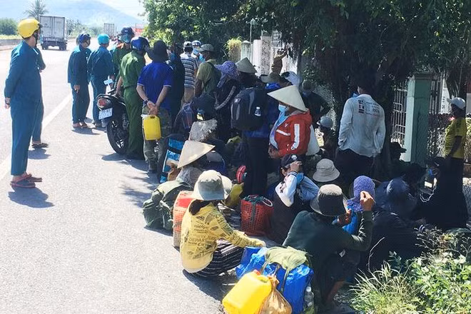  47 người vượt núi, băng rừng 50km suốt hai ngày đêm để về quê: 47 người lao động ở Quảng Ngãi lâm cảnh thất nghiệp do ảnh hưởng của đại dịch COVID-19, xe khách không chạy khiến họ phải đi bộ suốt hai ngày đêm để về quê. Các hàng quán ven đường cũng đóng cửa khiến 47 người vừa đói vừa khát, đêm trải bạt ngủ ven đường. Nhiều người già không chịu được ngất xỉu. 