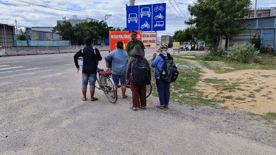 Sau 10 ngày ròng rã đạp xe, gia đình anh Bình đã vượt gần 300km. Tới địa phận huyện Ninh Phước (Ninh Thuận), họ gặp chốt kiểm soát nên chủ động xuống khai báo y tế. Khi biết được hoàn cảnh của gia đình anh Bình, các chiến sĩ Công an cũng như người dân địa phương tại đây đã hỗ trợ thực phẩm. Biết tin, một số nhà hảo tâm tìm đến tận nơi trao tặng tiền giúp gia đình anh Bình có chỗ ăn nghỉ và mua vé tàu cho gia đình về quê. 
