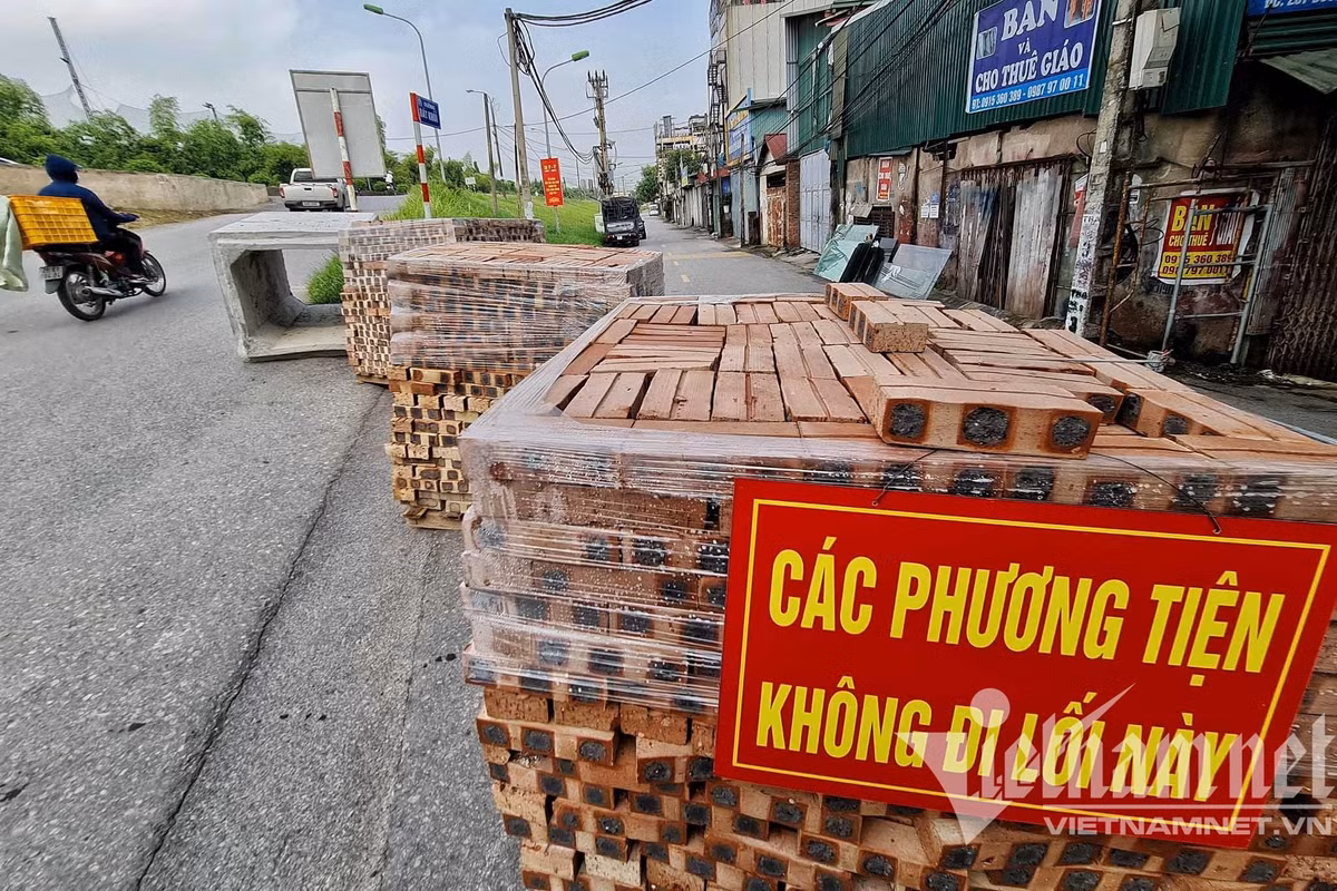 Biển cảnh báo các phương tiện không đi vào lối có tường chắn. (Ảnh: Vietnamnet) 