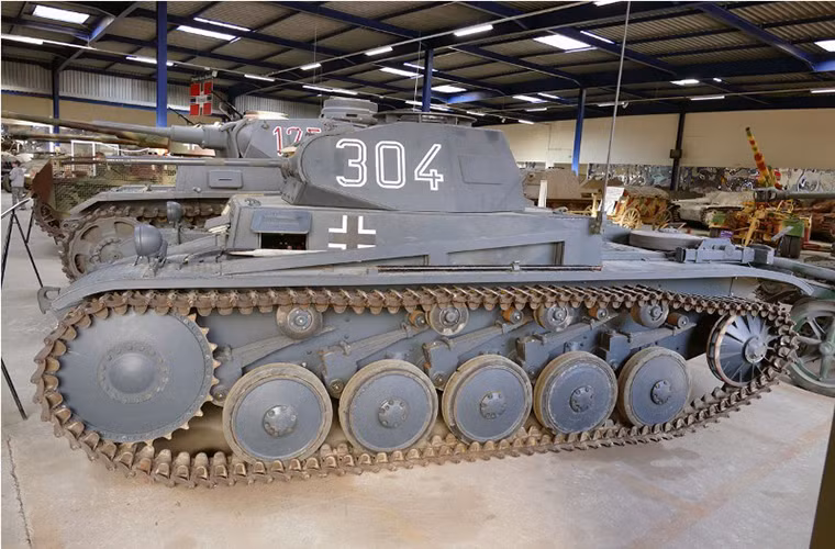 Có một sự thật là tăng Panzer II chỉ là một phương án “chữa cháy” của Quân đội Đức vào năm 1934 khi kế hoạch phát triển các dòng xe tăng hạng trung như Panzer III và Panzer IV đang bị trì hoãn do lỗi thiết kế. Mặt khác Đức cũng đang ráo riết xây dựng lại quân đội do đó nhu cầu về xe tăng cũng rất lớn. Nguồn ảnh: arms-expo.
