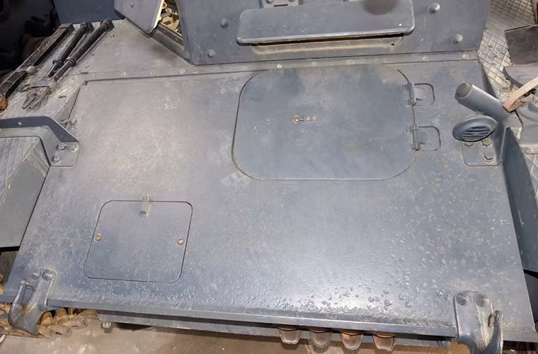 Để vận hành chiếc xe tăng này cũng chỉ cần tới ba binh sĩ khi nhiệm vụ của kíp chiến đấu được tối ưu hóa trên Panzer II, theo đó chỉ huy xe sẽ kiêm luôn pháo thủ, vị trí nạp đạn đảm nhiệm cả phần điện đàm và cuối cùng là lái xe. Toàn bộ những chiếc tăng hạng nhẹ Panzer II đều được trang bị thiết bị liên lạc vô tuyến nhằm kết nối toàn bộ các xe thành một đội hình thống nhất có thể thay thế cho nhau khi cần thiết. Nguồn ảnh: arms-expo.
