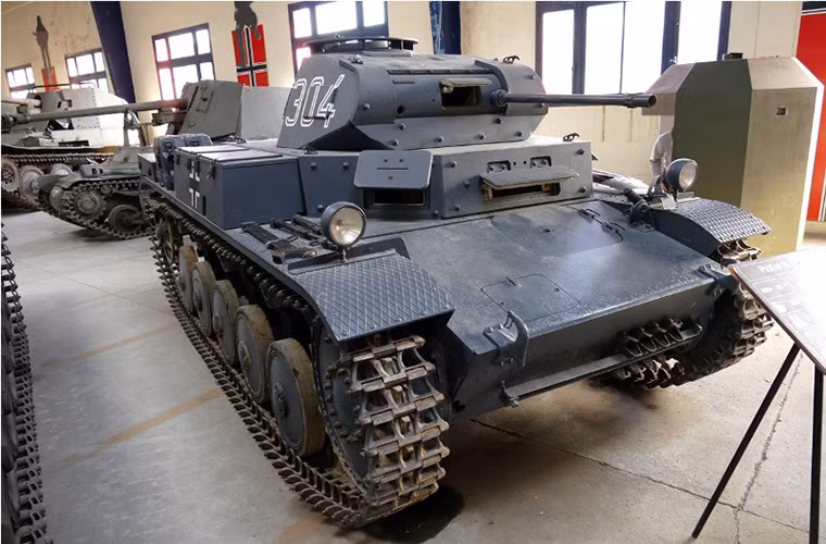Dù sở hữu thiết kế không thực sự tốt nhưng Panzer II lại tạo tiền đề để Đức tiếp tục phát triển các dòng xe tăng chiến đấu chủ lực của mình sau này. Bản thân Panzer II cũng mang trên mình sự thay đổi lớn về mặt thiết kế so với các dòng xe tăng cùng thời với mục đích chính là giúp kíp chiến đấu vận hành nó một cách hiệu quả nhất có thể. Nguồn ảnh: arms-expo.