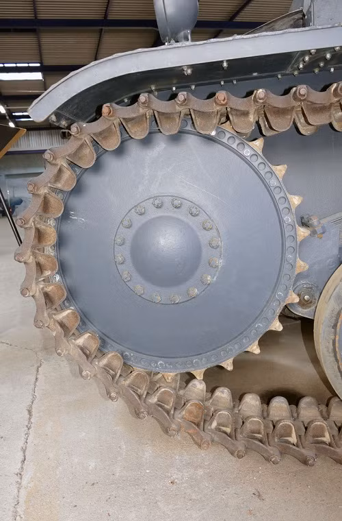 Qua các biến thể Panzer II tiếp theo các kỹ sư Đức chú trọng hơn vào khả năng phòng vệ của xe tăng nhất là ở các biến thể Panzer II Ausf. D trở về sau với lớp giáp chính được tăng lên đáng kể. Với 35mm ở lớp giáp chính phía trước và hai bên sườn là 20mm, các biến thể này đều được hoàn thiện trước khi CTTG 2 nổ ra và người Đức đã sẵn sàng cho cuộc chiến. Nguồn ảnh: arms-expo.
