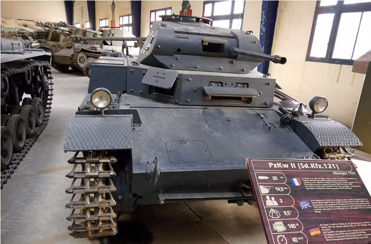 Panzer II là mẫu xe tăng hạng nhẹ do Đức chế tạo và được sử dụng rộng rãi trong giai đoạn đầu của Chiến tranh Thế giới thứ 2. Nếu so sánh nó với các dòng xe tăng cùng thời khác, xe tăng Panzer II hoàn toàn thua kém về mọi mặt từ trang bị hỏa lực cho đến giáp bảo vệ nhưng kết quả trên chiến trường lại chứng minh điều ngược lại. Và thành công của Panzer II đến từ chính cách người Đức sử dụng chiếc xe tăng này. Nguồn ảnh: arms-expo.