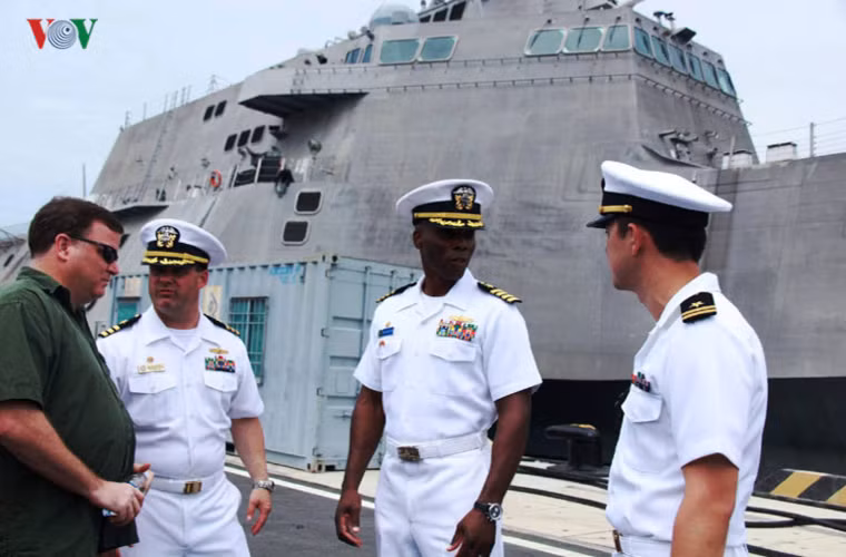 Giữa tháng 6 vừa qua, tàu USS Coronado của Hải quân Hoa Kỳ cũng đã cập Cảng quốc tế Cam Ranh, tiến hành bảo dưỡng dự phòng viễn chinh. Tàu khu trục USS Coronado là một trong những siêu chiến hạm tác chiến gần bờ hiện đại. Nguồn ảnh: VOV.