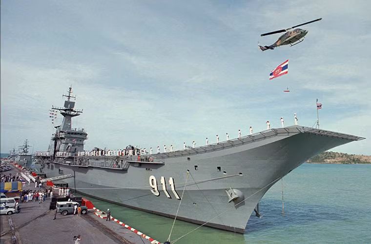 Sau Hải quân Đế quốc Nhật Bản trong Chiến tranh Thế giới thứ 2, thì quốc gia Châu Á tiếp theo sở hữu tàu sân bay chính là Hải quân Thái Lan với tàu sân bay HTMS Chakri Naruebet. Hiện tại tàu sân bay này vẫn còn hoạt động nhưng với quy mô khá hạn chế. Nguồn ảnh: Sputnik.
